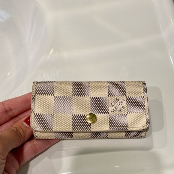 SOLD!! 💯 Authentic Louis Vuitton 4 Key Holder - Picture 3 of 10